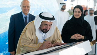 حاكم الشارقة خلال توقيعه على القطعة الأخيرة من مسبار الأمل