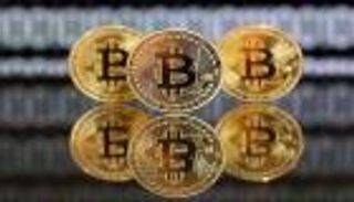 انخفاض بيتكوين وارتفاع "ريبل" أمام الدولار