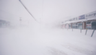 عاصفة ثلجية تغلق مطارا وتقطع الكهرباء عن الآلاف في كندا