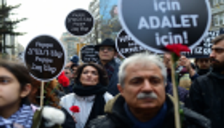 متظاهرون بإسطنبول يحيون ذكرى اغتيال صحفي من أصول أرمينية 