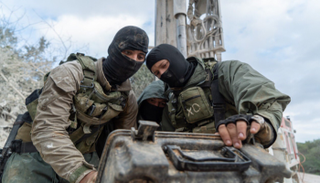 جنود الاحتلال يضعون معدات تكنولوجية على الحدود اللبنانية - أرشيفية