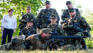 أنجريت كرامب كارنباور خلال وجودها وسط قوات ألمانية - أرشيفية