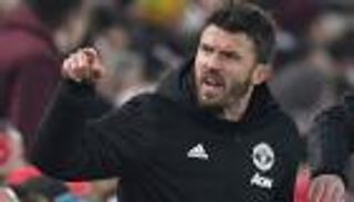 على هامش الكلاسيكو.. كاريك يدخل في مشادة مع جماهير ليفربول