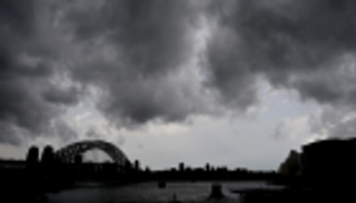 عواصف رعدية تضرب شرق أستراليا.. وتحذير من فيضان مفاجئ