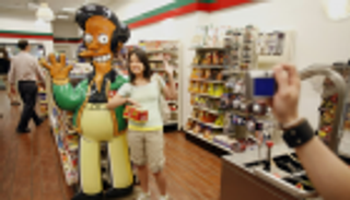 "ذا سيمبسونز" يخسر صوت "آبو" بعد اتهامات بالعنصرية