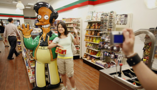 شخصية آبو الهندية من مسلسل "ذا سيمبسونز" التلفزيوني الشهير