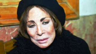 الفنانة لبنى عبد العزيز 