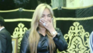 انهيار غادة نافع في عزاء والدتها الفنانة ماجدة الصباحي