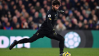 احتفال جنوني لأليسون بعد تمريرته الحاسمة لصلاح أمام يونايتد