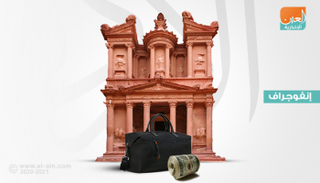 إحدى السائحات تزور قلعة أثرية في عمان