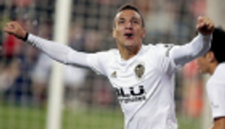 برشلونة يلجأ إلى فالنسيا لحل أزمة المهاجم