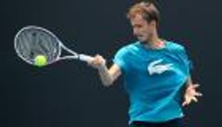 ميدفيديف يتأهل لثاني أدوار أستراليا المفتوحة للتنس بفوز صعب على تيافو