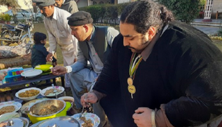 أضخم رجل في باكستان يتناول بعض الطعام