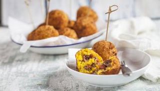 أرانشيني تتكون من الأرز بالزعفران واللحم المفروم والخضروات