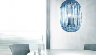 الأزرق المستوحى من لون السماء يشيع أجواء الهدوء