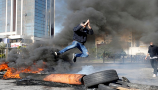 استمرار قطع الطرق احتجاجا على الحكومة اللبنانية 