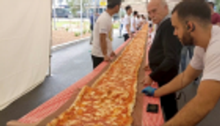 بيتزا طولها 103 أمتار.. مطعم يجمع المال لرجال الإطفاء بأستراليا