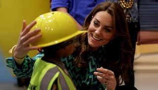 كيت ميدلتون مع أحد الأطفال في متحف برمنجهام للعلوم