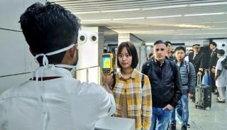عمليات فحص الركاب العائدين من الصين في المطار