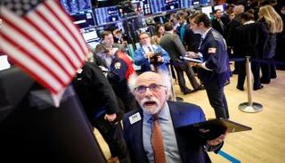 وول ستريت تغلق منخفضة