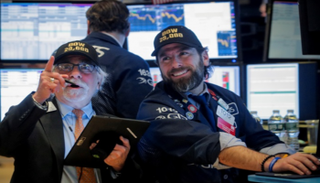 متعاملون أثناء التداول في بورصة نيويورك