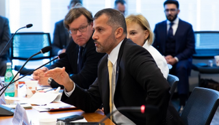 رئيس مؤسسة الإمارات للطاقة النووية خلال أحد لقاءاته بواشنطن