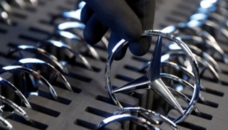 دايملر الألمانية تخسر نصف أرباح 2018