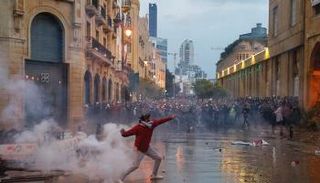 الاشتباكات اندلعت وسط بيروت احتجاجا على حكومة دياب