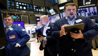 متعاملون أثناء التداول في بورصة نيويورك - رويترز