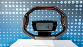  أحد نماذج مقود السيارات الحديث