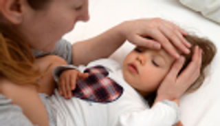 الحمى الغدية مرض مُعدٍ يهاجم الأطفال.. احذروا التقبيل