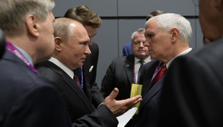 الرئيس الروسي فلاديمير بوتين ونائب الرئيس الأمريكي مايك بنس - أ.ف.ب