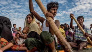 عائلات من الروهينجا في البحر هربا من العنف