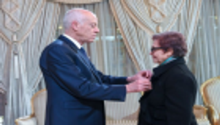 الرئيس التونسي يمنح جميلة بوحيرد أرفع أوسمة البلاد