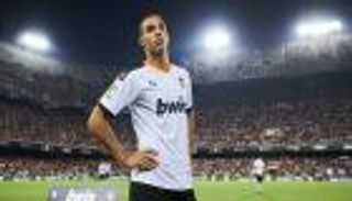 رودريجو تحت الأضواء خلال مباراة برشلونة وفالنسيا