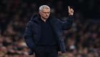 مورينيو يرفض التفكير في تتويج غاب 12 عاما 