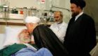 طبيب خامنئي الخاص قريبا منه.. تساؤلات حول صحة مرشد إيران