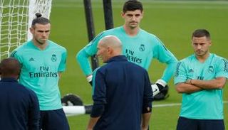 زيدان مع بعض لاعبي ريال مدريد 