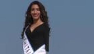 عارضة أزياء بلا ذراعين تتحدى مفاهيم الجمال