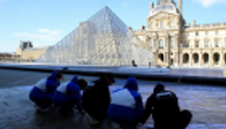 اللوفر يعرض عملا فنيا حركيا من 128 أنبوب ألومنيوم