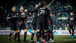 لاعبو ميلان الإيطالي