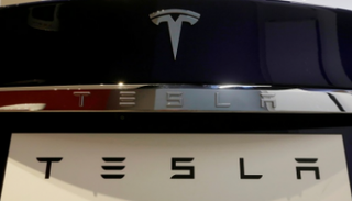 تسلا تتسبب في خفض إنتاج سيارات مرسيدس الكهربائية