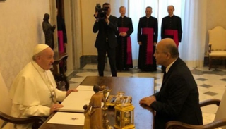 جانب من لقاء البابا فرنسيس والرئيس العراقي