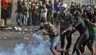 قوات الأمن العراقية تطلق قنابل غاز على المتظاهرين