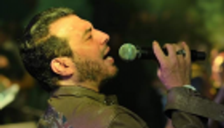 إيهاب توفيق يقاوم حزن وفاة والده بالغناء