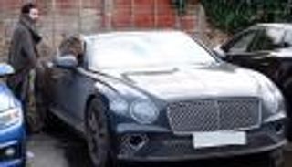 محمد صلاح يخطف الأضواء بسيارة فاخرة جديدة