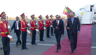 أسياس أفورقي خلال استقبال آبي أحمد 