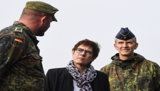 وزيرة الدفاع الألمانية مع جنود خارج الحدود - أرشيفية