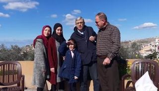 الوزير اللبناني مع الطفلة وأهلها