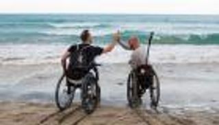 على كرسيين متحركين.. إيطاليان يزوران 50 مدينة ودولة حول العالم